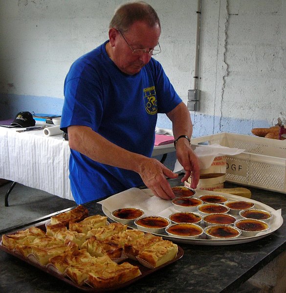 2012-06-27 65 Christian prepare les desserts.JPG